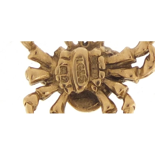 1343 - 9ct gold model of a crab, 1cm in length, 1.4g