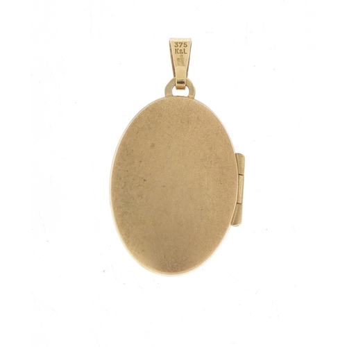 697 - 9ct gold oval locket pendant, 3.2cm in length, 3.5g