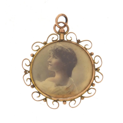 830 - Unmarked gold circular photograph pendant, 4cm in high, 5.8g