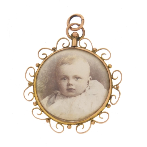 830 - Unmarked gold circular photograph pendant, 4cm in high, 5.8g