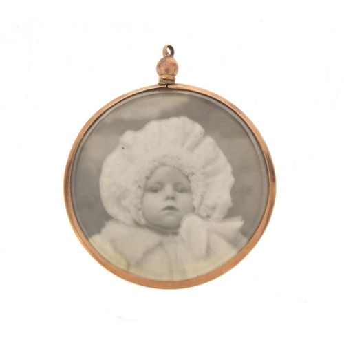 597 - 9ct gold circular photograph pendant, 3cm in diameter, 6.0g