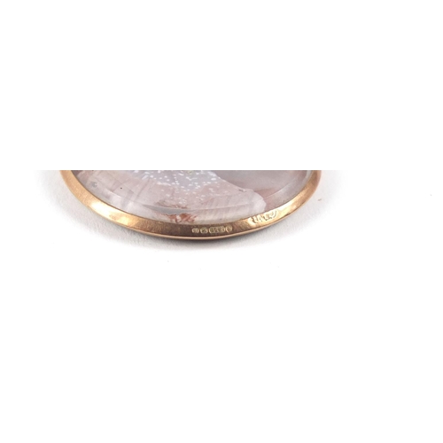 597 - 9ct gold circular photograph pendant, 3cm in diameter, 6.0g