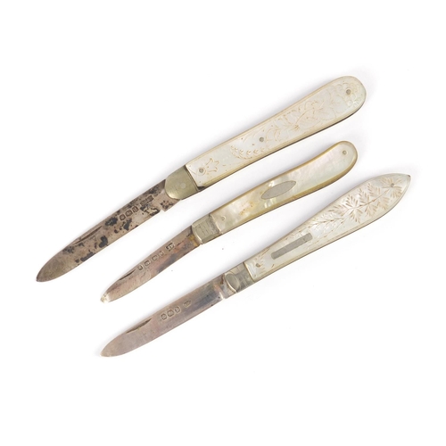 238 - Three Victorian and later silver and mother of pearl flanked folding fruit knives, Sheffield and Bir... 