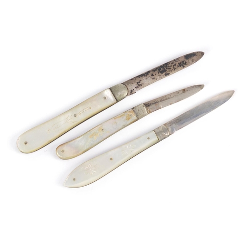 238 - Three Victorian and later silver and mother of pearl flanked folding fruit knives, Sheffield and Bir... 