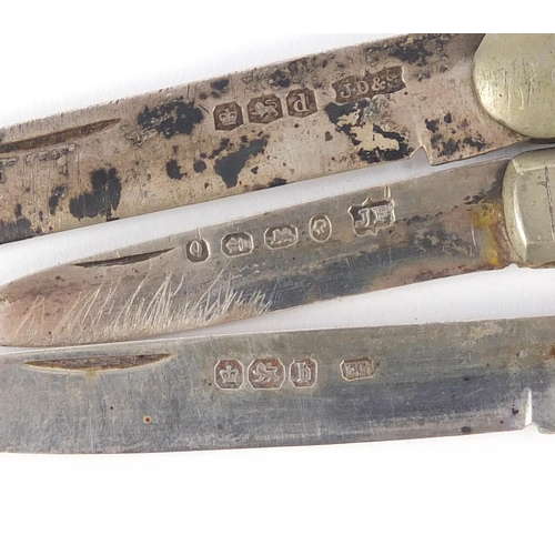 238 - Three Victorian and later silver and mother of pearl flanked folding fruit knives, Sheffield and Bir... 