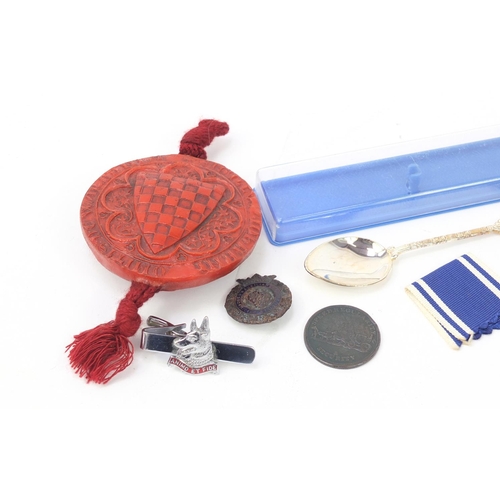 1041 - Objects including coins and a replica of the seal of John de Warennes and a London coach token