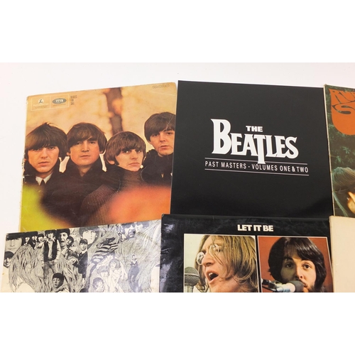 1463 - The Beatles vinyl LP's including White album with four photographs numbered 0509649, Rubber Soul, He... 