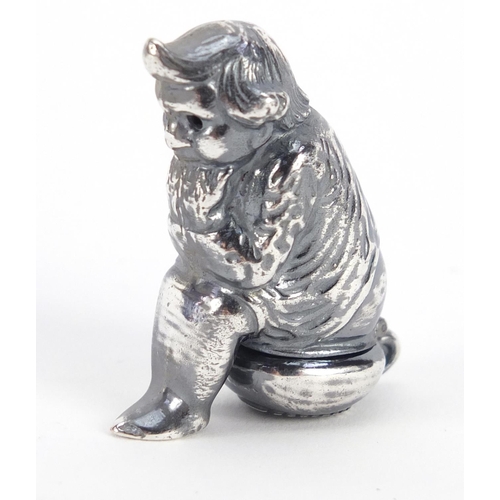 1155 - Novelty silver coloured metal vesta in the form of a leprechaun, 4.5cm high