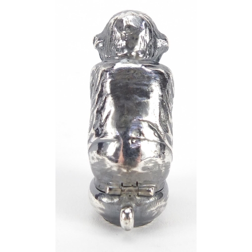 1155 - Novelty silver coloured metal vesta in the form of a leprechaun, 4.5cm high