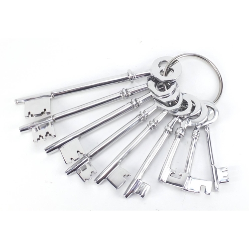 1095 - Large set of metal keys, the largest 28cm in length