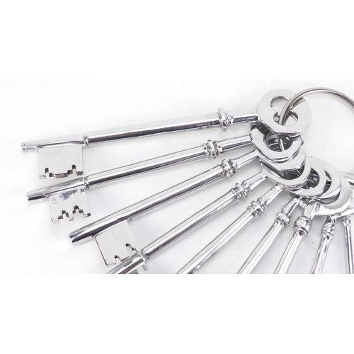 1095 - Large set of metal keys, the largest 28cm in length