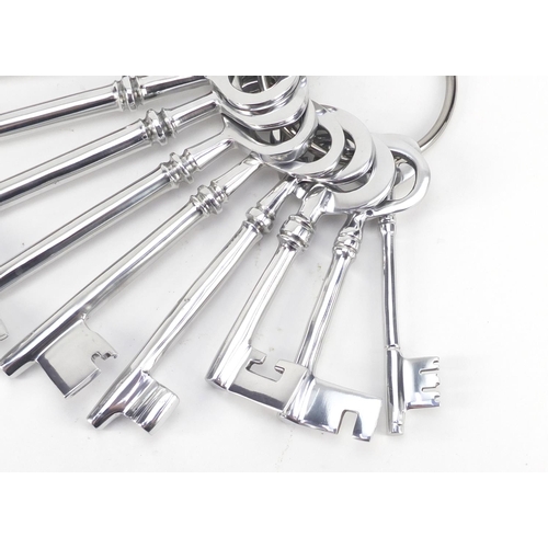 1095 - Large set of metal keys, the largest 28cm in length