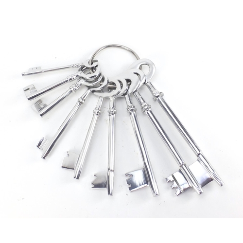 1095 - Large set of metal keys, the largest 28cm in length