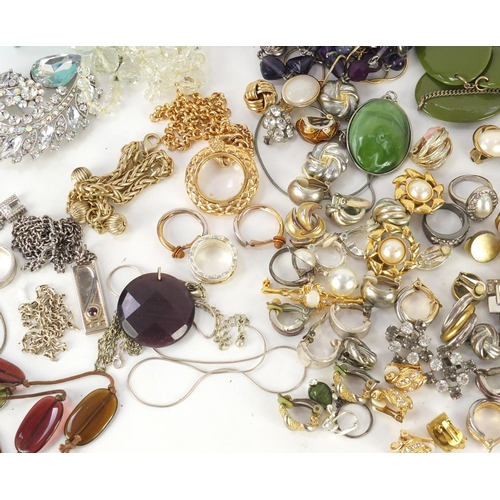 1353 - Costume jewellery including necklaces, bracelets and earrings