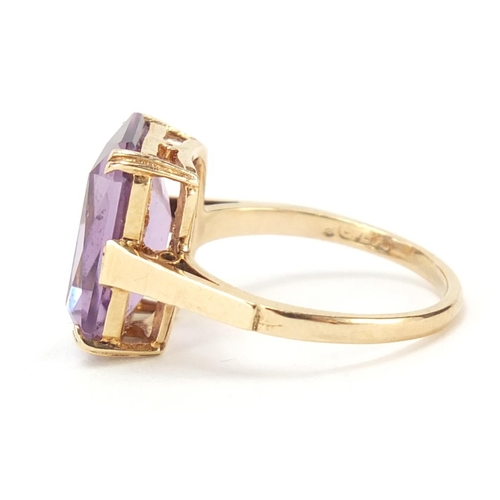 726 - 9ct gold amethyst single stone ring, size M, 3.4g