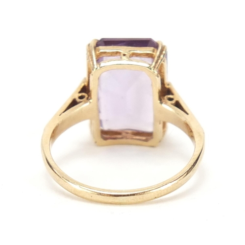 726 - 9ct gold amethyst single stone ring, size M, 3.4g