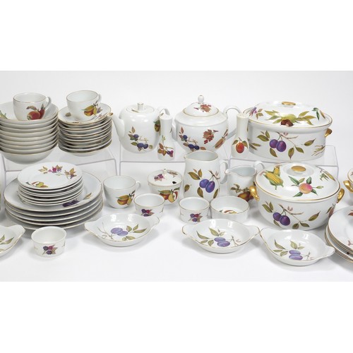 1359 - Collection of Royal Worcester Evesham dinner and teaware