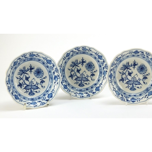 96 - Set of six Meissen shallow bowls hand painted in the Blue Onion pattern, crossed sword marks to the ... 