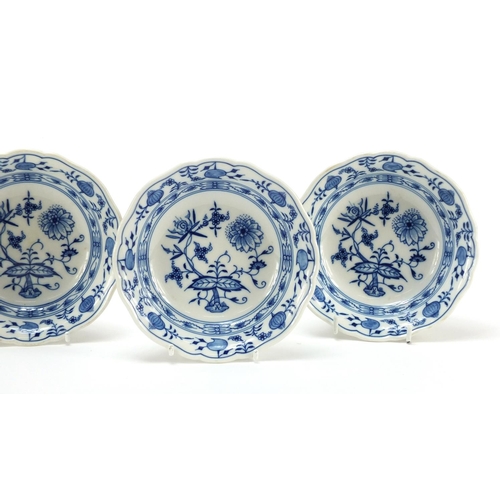 96 - Set of six Meissen shallow bowls hand painted in the Blue Onion pattern, crossed sword marks to the ... 