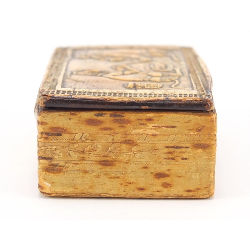 340 - 19th century snuff box decorated with two monkeys and flowers, 10cm wide