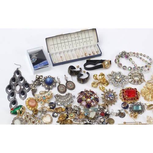 1543 - Costume jewellery including colourful brooches and pendants