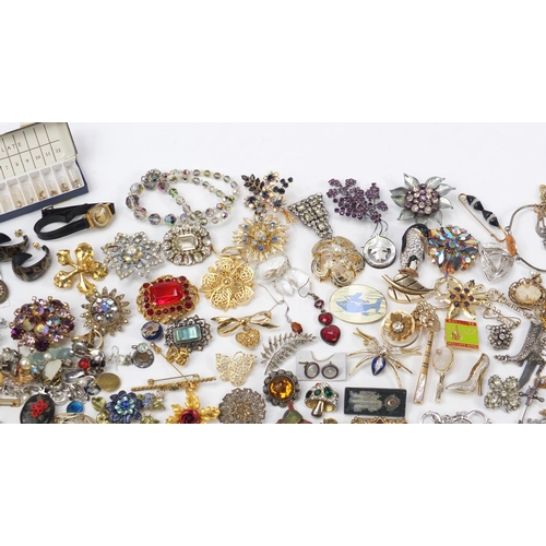 1543 - Costume jewellery including colourful brooches and pendants