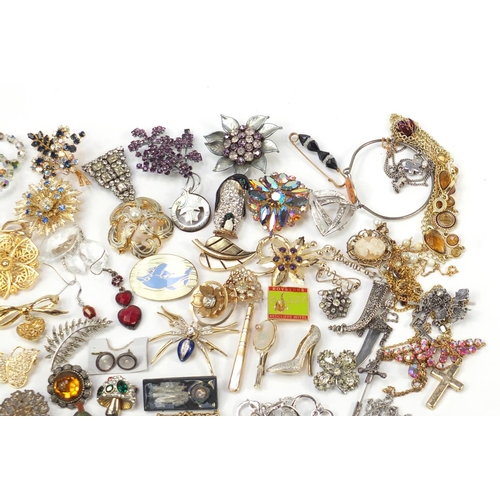 1543 - Costume jewellery including colourful brooches and pendants