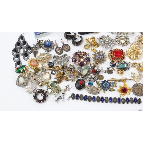 1543 - Costume jewellery including colourful brooches and pendants