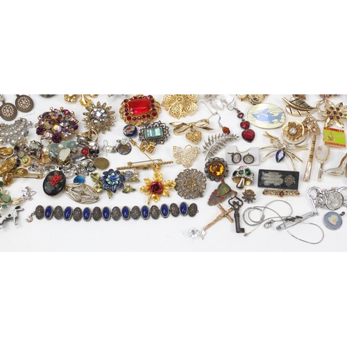 1543 - Costume jewellery including colourful brooches and pendants