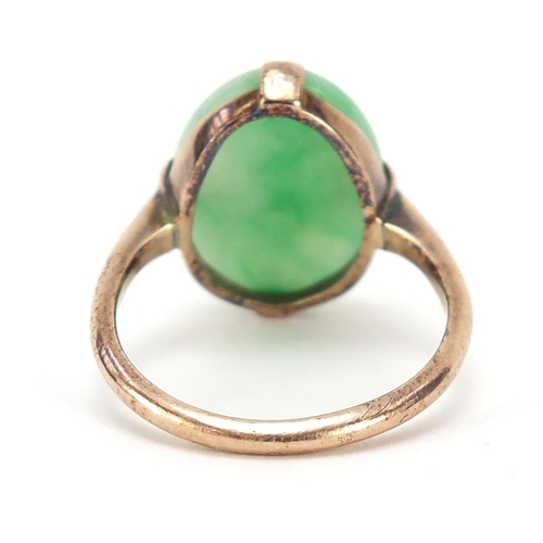 400 - Chinese 9ct gold cabochon spinach jade ring, size K, 3.4g