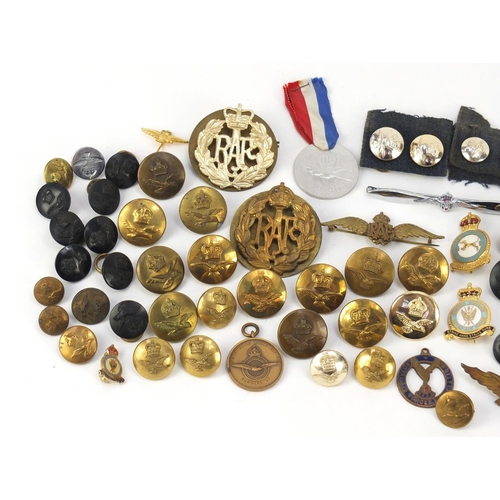 428 - British military World War I and later Royal Air Force militaria comprising cap badges, pips and lap... 