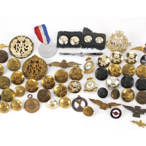 428 - British military World War I and later Royal Air Force militaria comprising cap badges, pips and lap... 