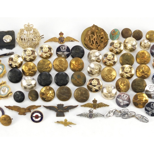 428 - British military World War I and later Royal Air Force militaria comprising cap badges, pips and lap... 