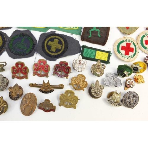 600 - Collection of vintage Boy Scouts and Girl Guides memorabilia including cloth patches, photographs, s... 