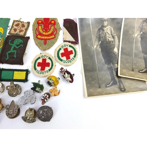 600 - Collection of vintage Boy Scouts and Girl Guides memorabilia including cloth patches, photographs, s... 