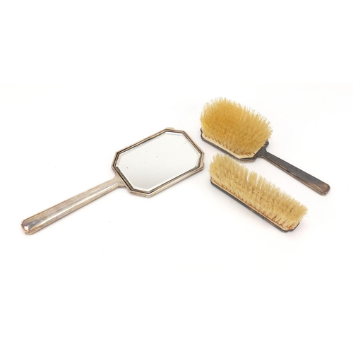886 - Art Deco silver dressing table set with engine turned decoration, comprising hand mirror, hair brush... 