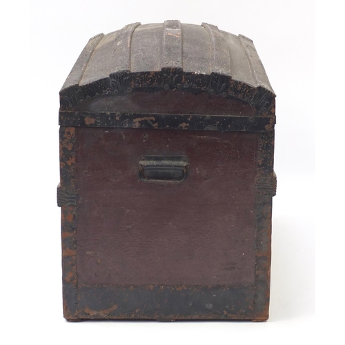 2062 - Victorian wooden bound dome top travelling trunk with carrying handles, lift out tray and Joel & Pen... 