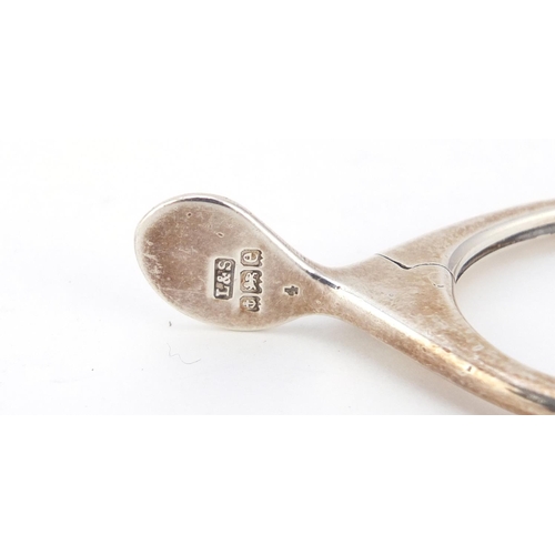 324 - Edward VII pair of silver sugar nips in the form of a wishbone by Levi & Salaman, Birmingham 1904, 9... 