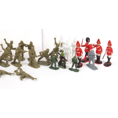 1532 - Vintage and later toys including Crescent die cast gun and soldiers