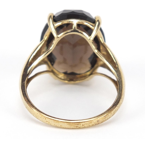 538 - 9ct gold smokey quatz ring, size Q, 5.4g