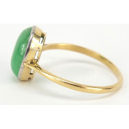 401 - Chinese unmarked gold cabochon jade ring, size Q, 2.8g