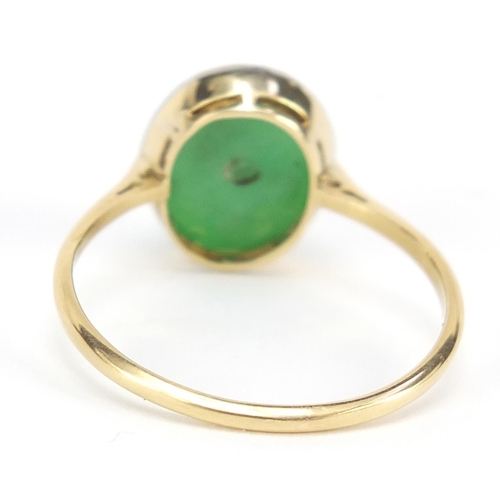 401 - Chinese unmarked gold cabochon jade ring, size Q, 2.8g