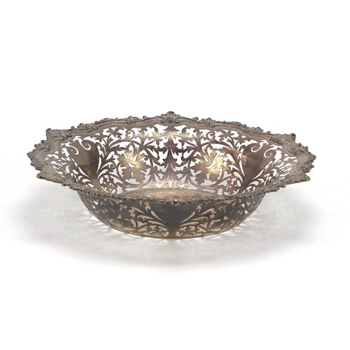 157 - Edward VII silver fruit bowl pierced with foliage, by Garrard & Co Ltd, Sheffield 1904, 25.5cm in di... 