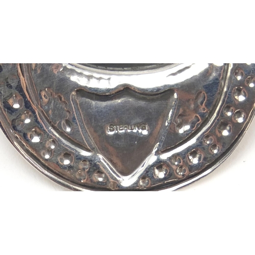 308 - Sterling silver caddy spoon in the form of a jockey's cap, 5.5cm in length, 15.6g