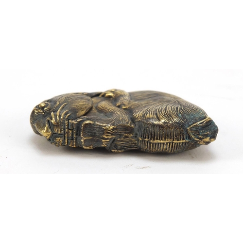 412 - Novelty brass vesta in the form of a rabbit, 6cm wide