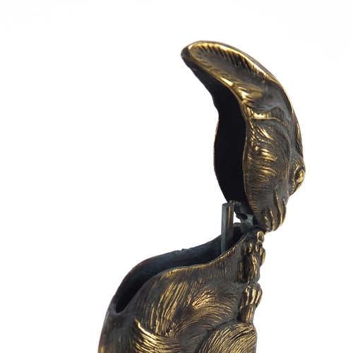 412 - Novelty brass vesta in the form of a rabbit, 6cm wide