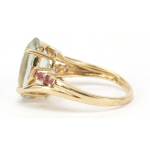 423 - 9ct gold green and pink stone ring, size O, 3.6g