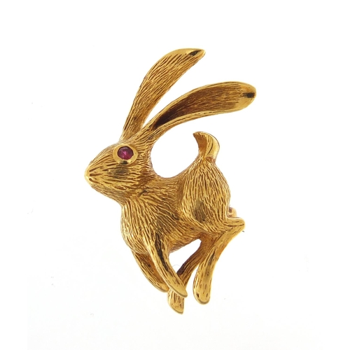 70 - Grosse, 18ct gold brooch in the form of a hare with ruby eye, marked 750, 3.5cm in length, 8.0g
