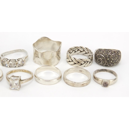 402 - Seventeen silver and white metal rings, some set with semi precious stones, 91.0g