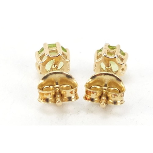 518 - Pair of 9ct gold peridot stud earrings, 5mm in diameter, 1.0g